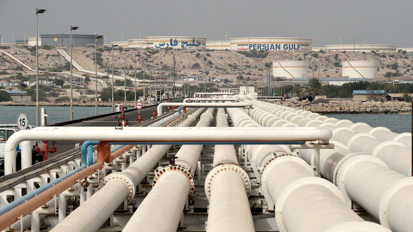 الولايات المتحدة تعلن عن عقوبات جديدة تستهدف أسطول الظل الإيراني