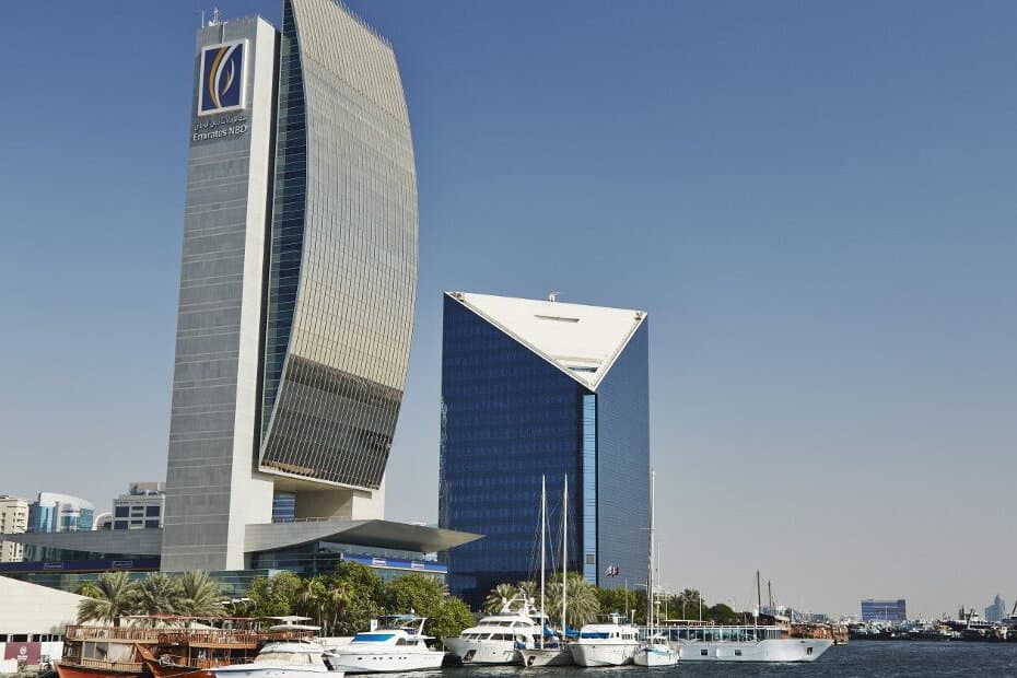 الإمارات تدرس التحول لاستخدام اليوان بسبب نقص الدولار