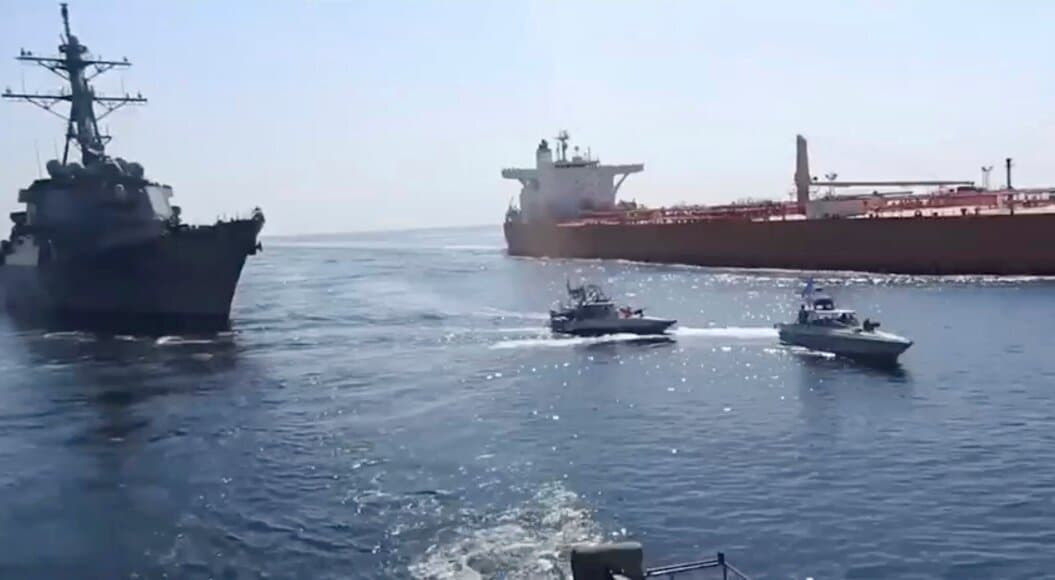 بحرية الحرس الثوري الإيراني ترد على إطلاق البحرية الأمريكية النار على سفينة تجارية إيرانية
