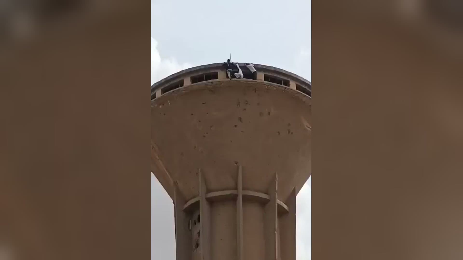 متظاهرون في الحسكة يُنزلون أعلام قسد ويطالبون بسلطة الدولة