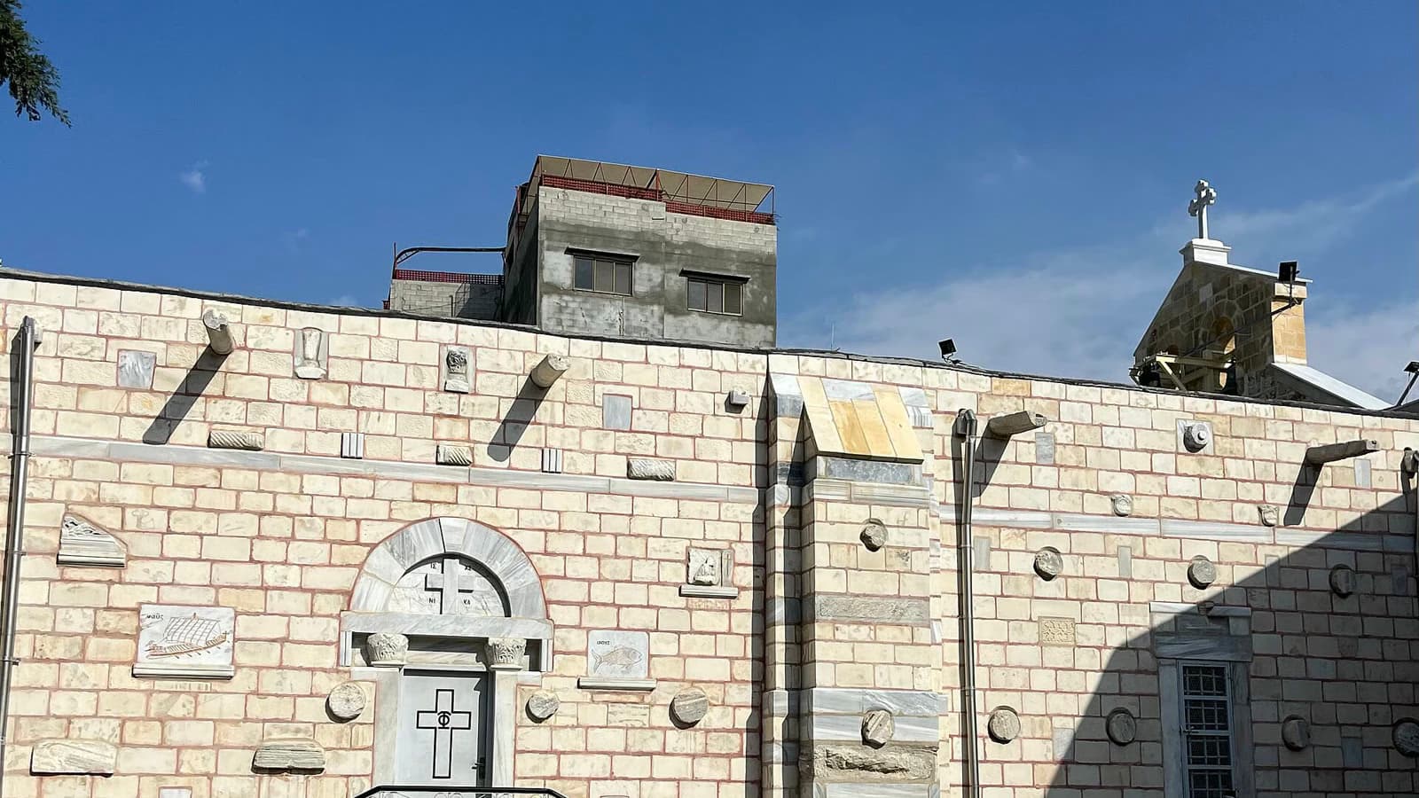 مسيحيو غزة يودعون أما وابنتها قتلتا في غارة إسرائيلية