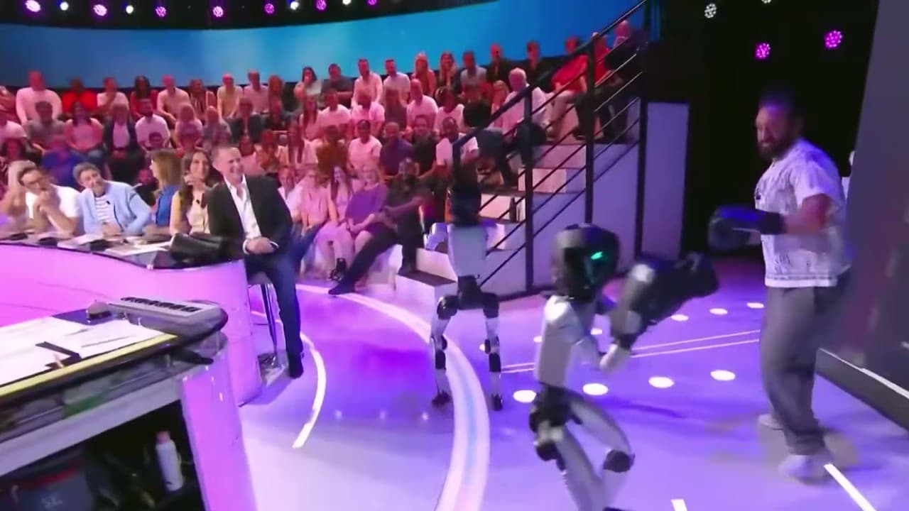 مقطع قديم من يونيو: الإعلامي الفرنسي سيريل حنونة يلاكم روبوتين على الهواء