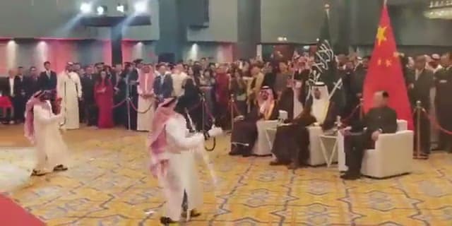 روبوتات صينية تؤدي العرضة النجدية بالسيوف في الرياض