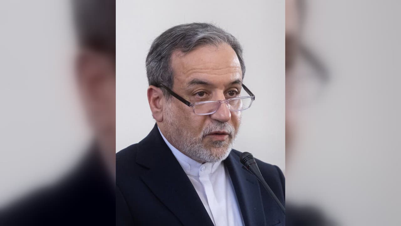 البرلمان الإيراني يسجل طلبا لاستجواب عراقجي لتواصله مع الأمريكيين دون إذن المرشد