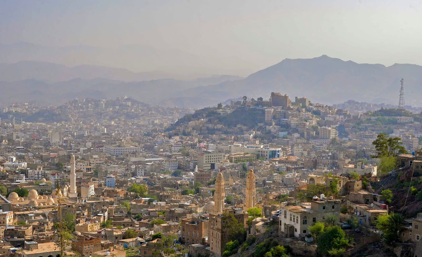 قصف في تعز يلحق أضرارًا جسيمة بمسجد ومدرسة
