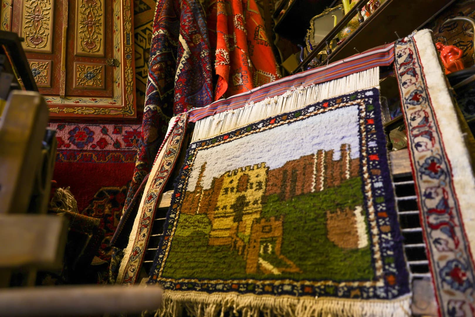 في حلب.. أب وابنته يرممان سجادا عائليا أنهكته الحرب