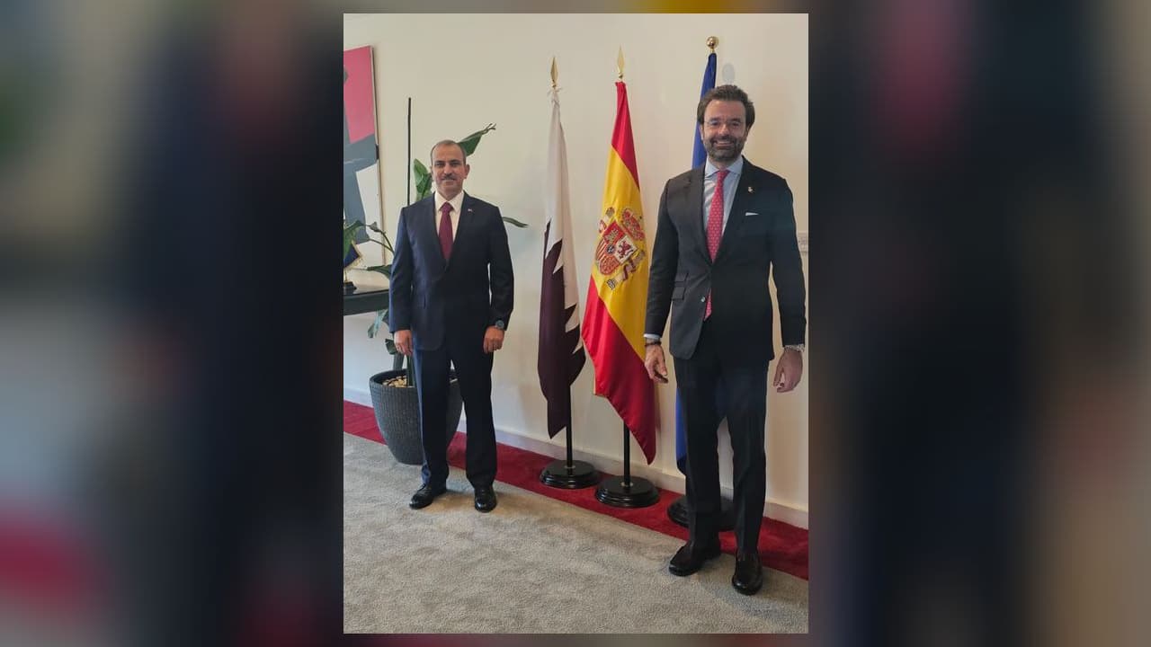 جايماز أوغلو يلتقي سفير إسبانيا ألبارو رينيدو زالبا في الدوحة