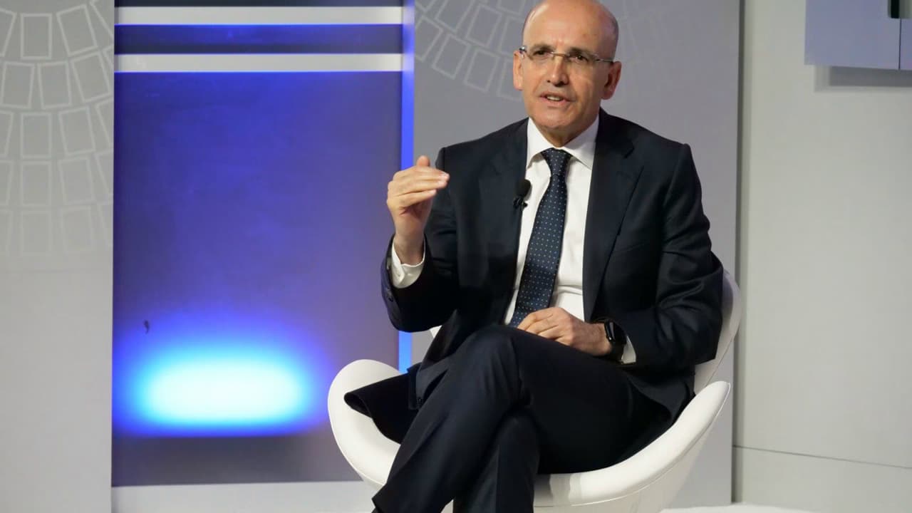 شيمشك: تركيا لن تتخلى عن خفض التضخم وتتطلع لإعمار إقليمي بتريليون دولار