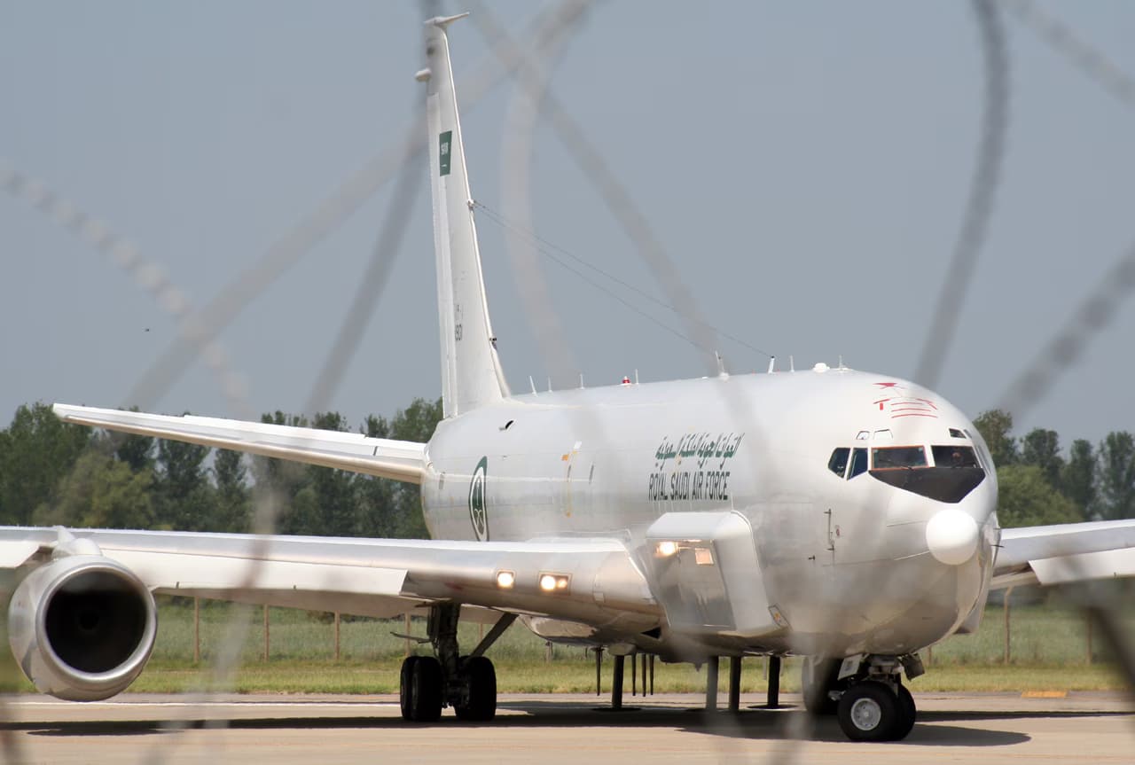 صور فضائية: ضربة إيرانية ألحقت أضرارا بطائرة الاستطلاع السعودية RE-3A