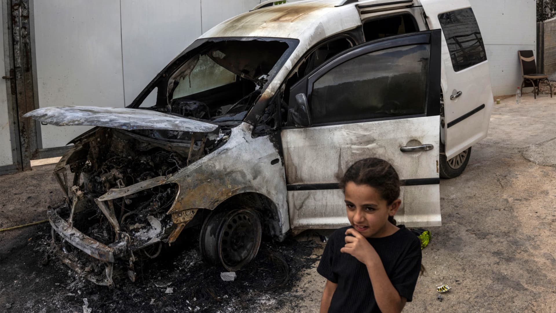 مستوطنون يعترضون سيارة أب فلسطيني وابنه في يبرود ويعتدون عليهما ويسرقون مركبتهما