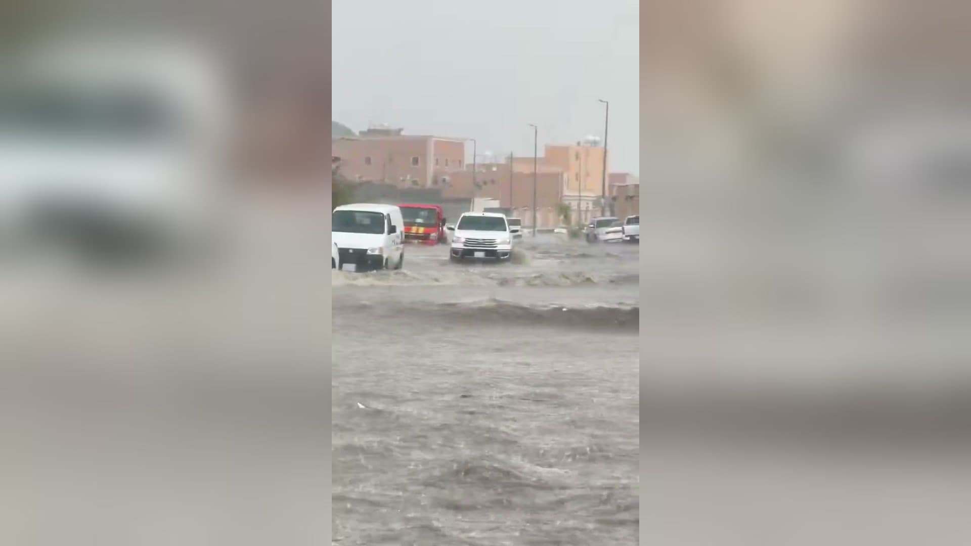 أمطار غزيرة وسيول تجتاح أحياء الحوية شمال الطائف