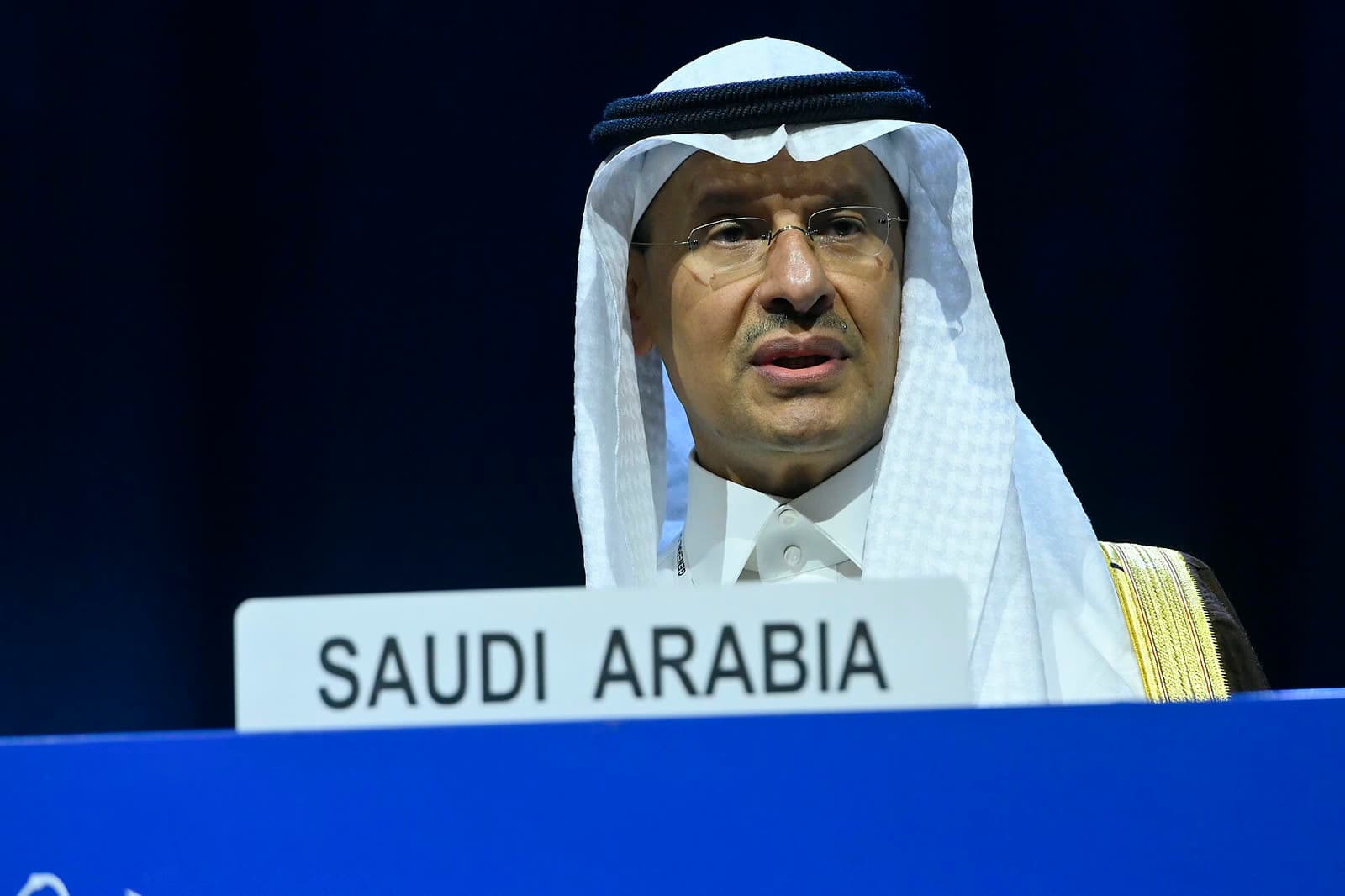 عبد العزيز بن سلمان: أحداث الأسابيع الماضية خطيرة وردنا يجب أن يكون جادا