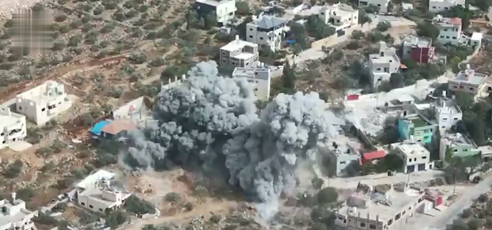 الجيش الإسرائيلي يهدم منزلين لأسيرين فلسطينيين ويفجّر أحدهما في بلدة بيتا جنوب نابلس