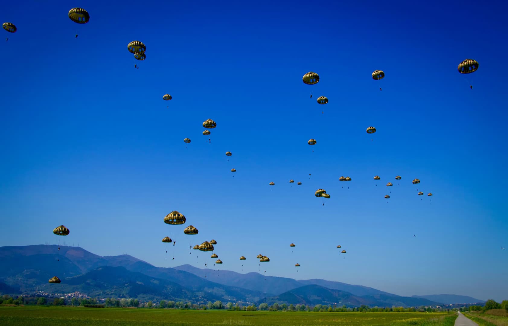 Italy deploys 500 Folgore Brigade paratroopers in Milan after looting