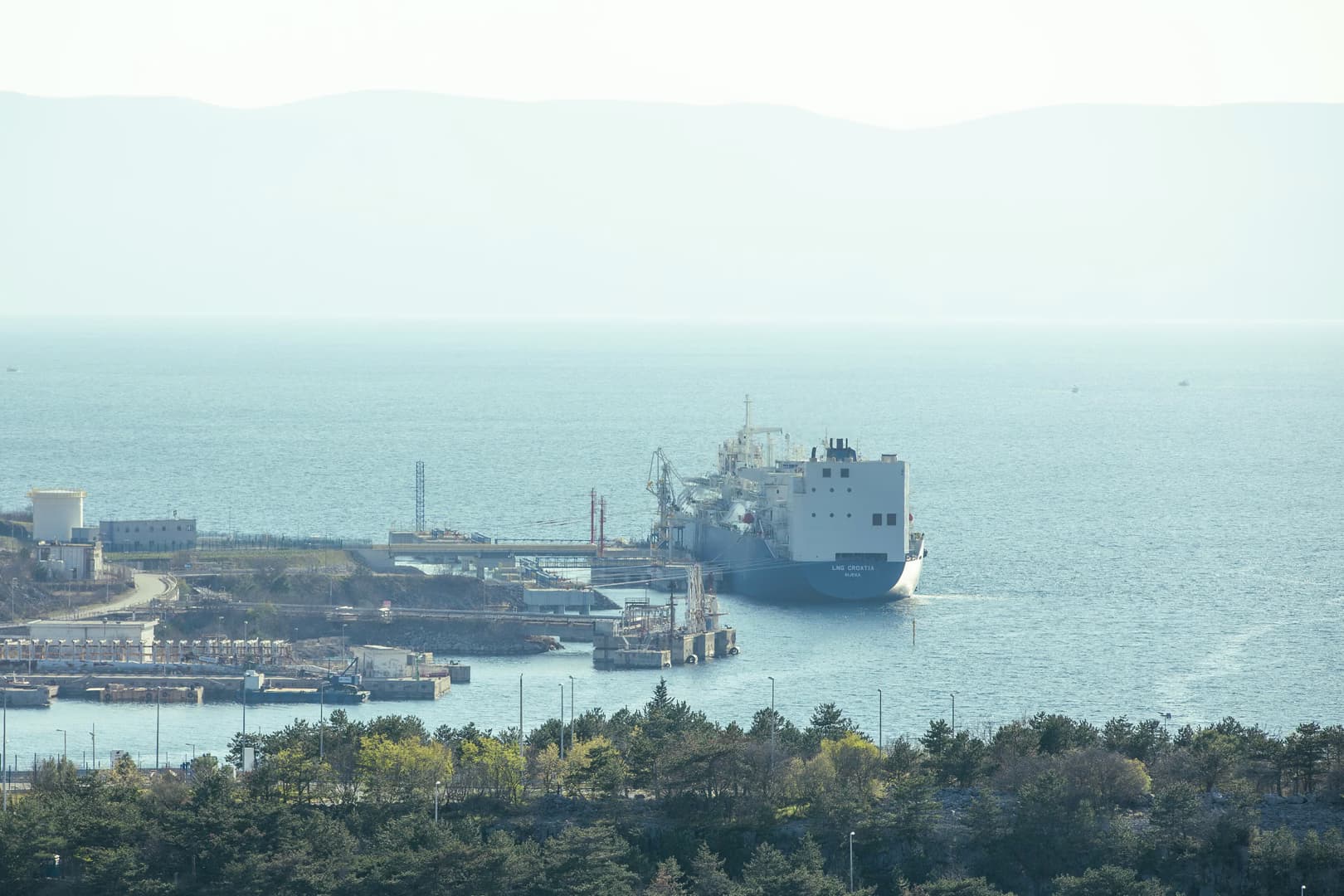 Oil prices near wartime peak as tanker rates surge