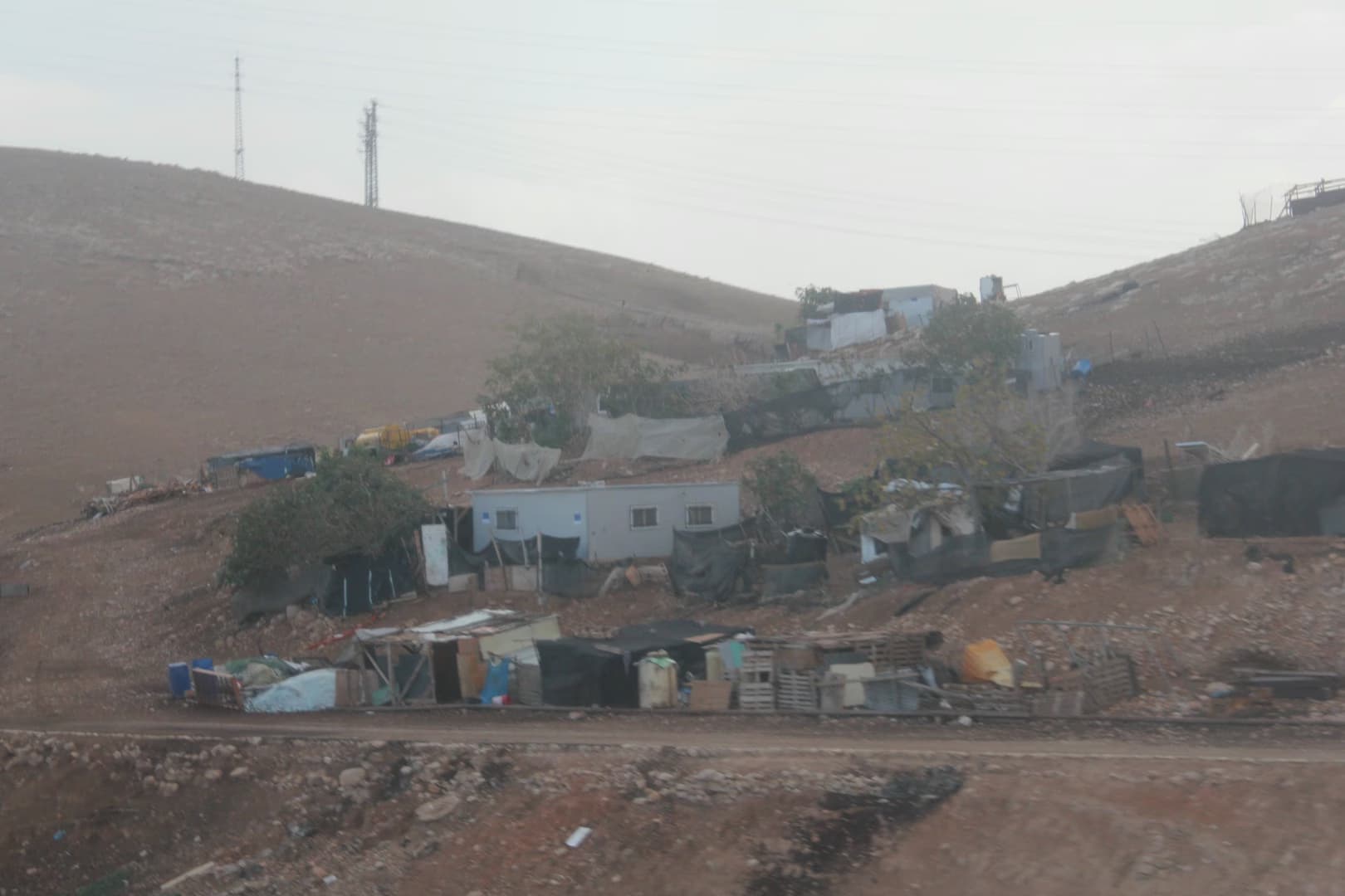 Batı Şeria'da Ras el-Ahmer'den 20 Filistinli aile İsrail saldırıları nedeniyle göç etti