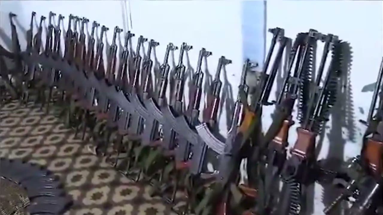 الدفاع الأفغانية تعرض أسلحة قالت إنها ضُبطت مع مسلحين قدموا من باكستان