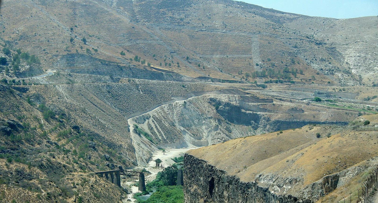 نتنياهو يعلن بناء حاجز يمتد من نهر اليرموك إلى إيلات على طول حدود الأردن