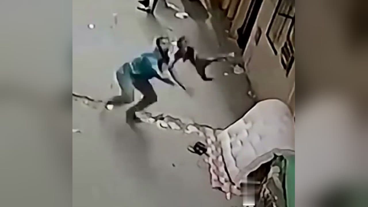 شاب مصري ينقذ طفلا سقط من الطابق الثالث في الجيزة قبل ارتطامه بالأرض