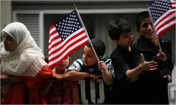 مسلمو نيويورك يجتمعون في مانهاتن خلال موكب United American Muslim Day Parade في 27 سبتمبر