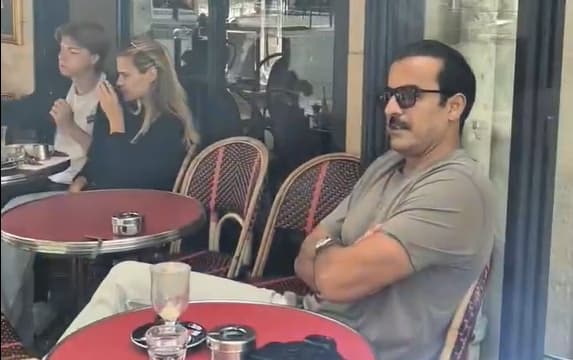 أمير قطر الشيخ تميم يظهر في مقهى بباريس برفقة وليد الركراكي