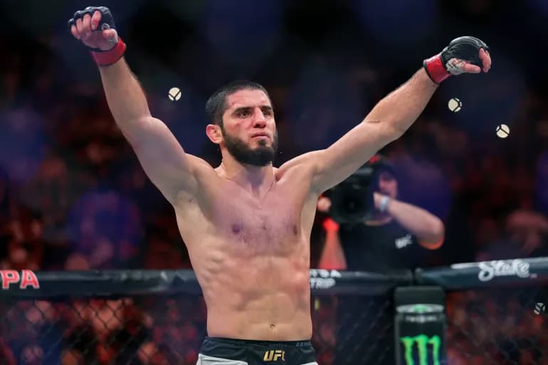 إسلام ماخاتشيف يدخل تاريخ UFC.. 17 انتصاراً متتالياً ويحطم الرقم القياسي