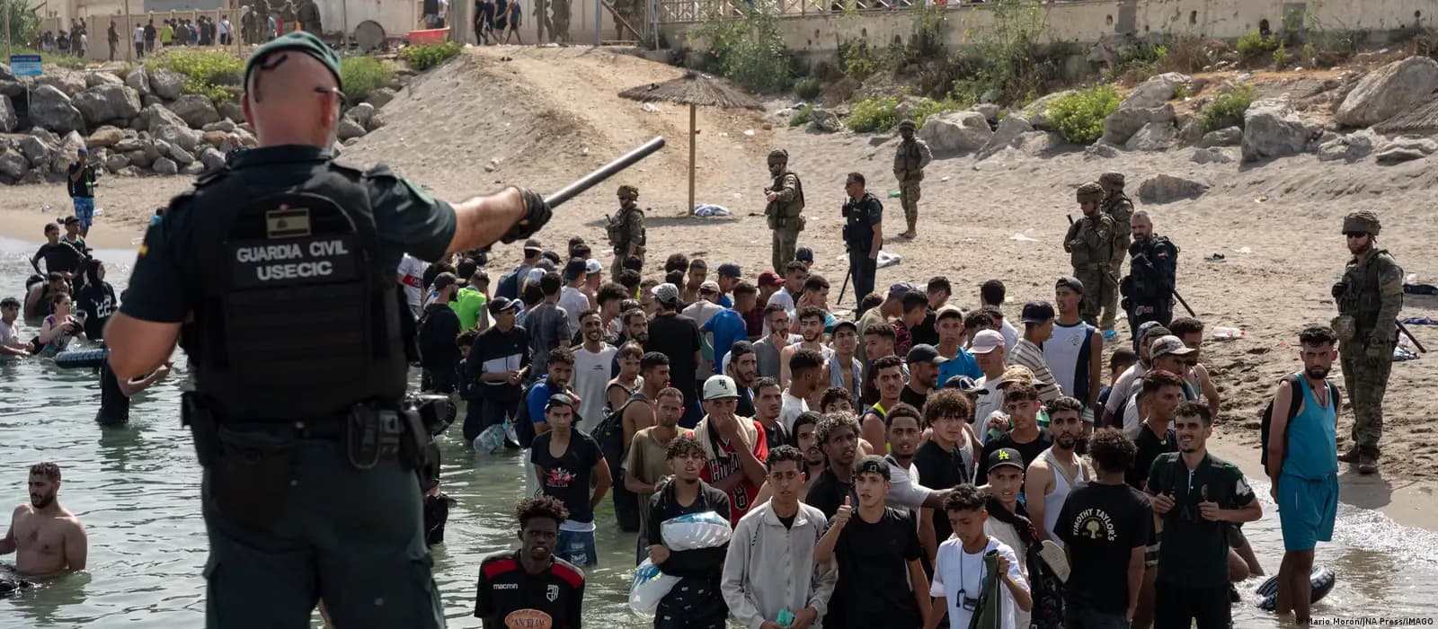أزمة هجرة تاريخية في سبتة: أكثر من 70 ألف شخص يعبرون من المغرب إلى الأراضي الإسبانية