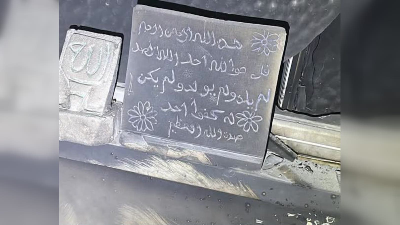مستوطنون يحرقون مسجدا ومركبة في مخماس شمال شرق القدس