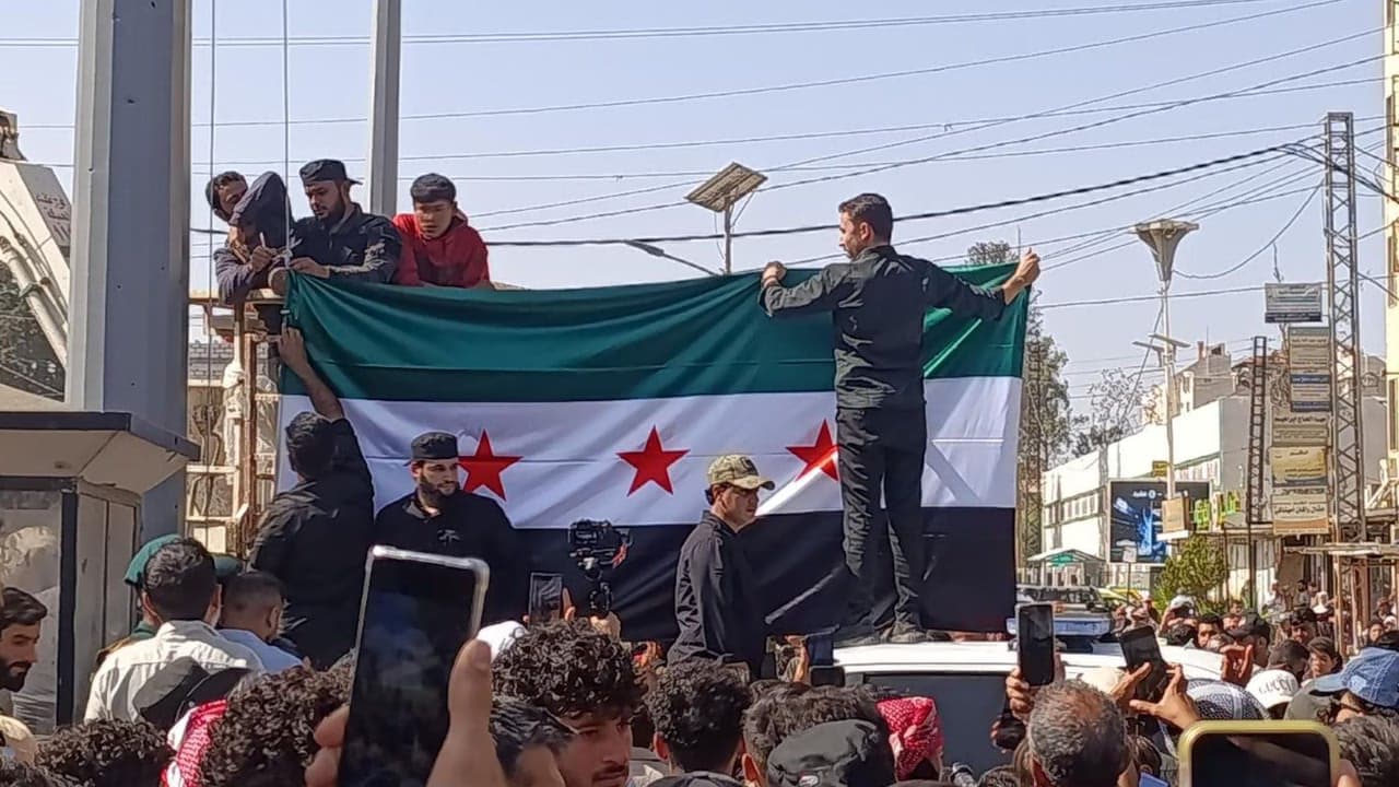 رفع العلم السوري وسط الحسكة وإزالة رموز «قسد» من شوارع المدينة