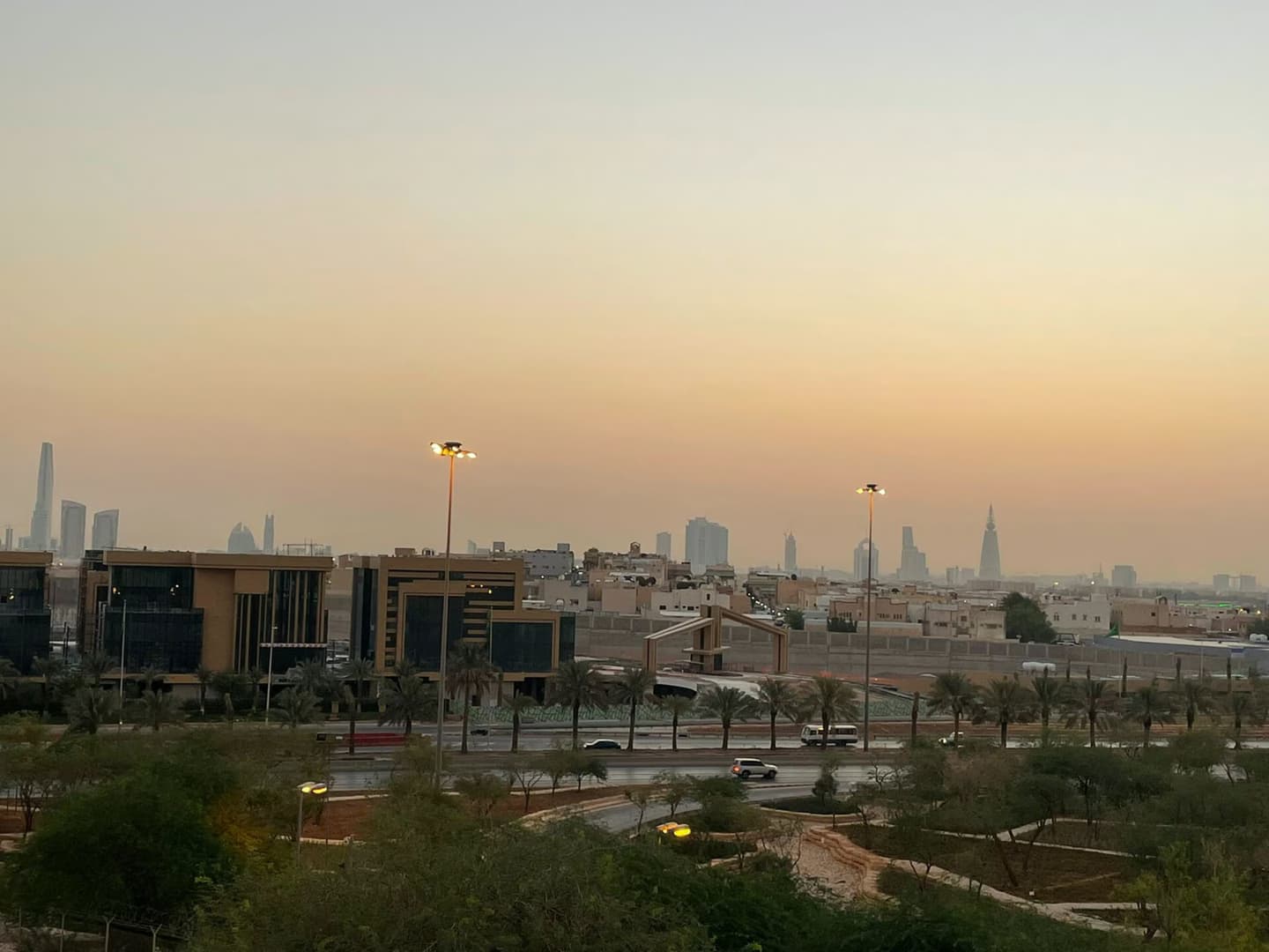 الحوثيون يعلنون استهداف مطار الملك خالد بالرياض ومصفاة رابغ والسعودية تدين