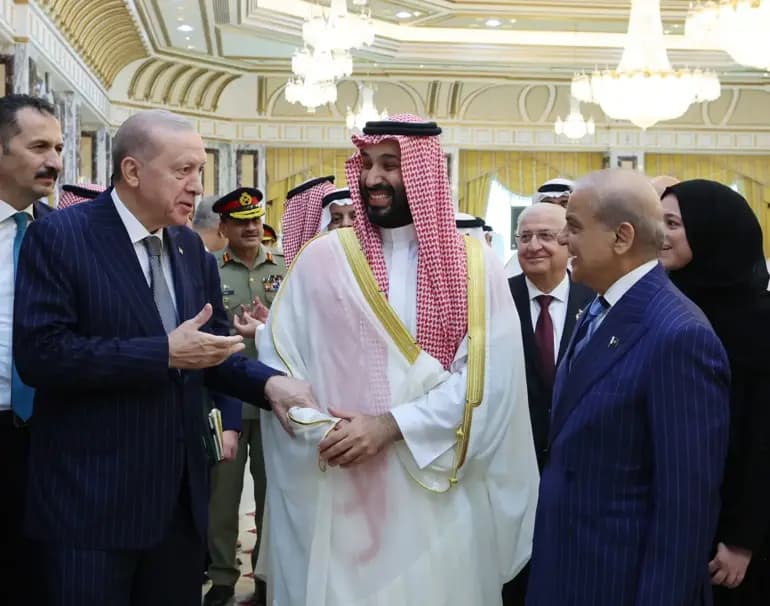 Mekke’de Türkiye, Suudi Arabistan ve Pakistan ortak savunma anlaşması imzaladı